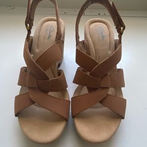 Clarks Women's Tan Cross-Strap Sandals